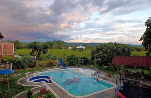 Pereira Chalet De Esquí | Finca Moderna Y Acogedora Con Piscina, Encanto Natural.