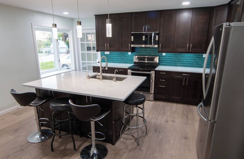 Waukesha Casa | Modern and Convenient Waukesha 3BR home with 2 King Beds and Hot Tub