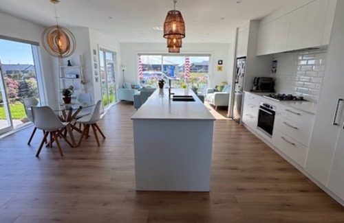 Wharewaka Casa | Modern and cosy home Private, fully fenced