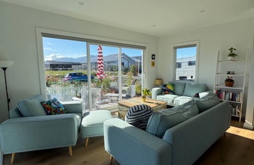 Wharewaka Casa | Modern and cosy home Private, fully fenced