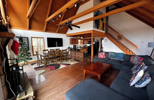 Berkeley Springs Casa | Moderno y Pacífica Chalet con impresionantes vistas a la montaña