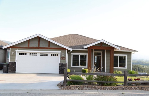 Black Mountain Casa | Modern and spacious 2 beds and 2 baths suite with fantastic view for 1-5 guests