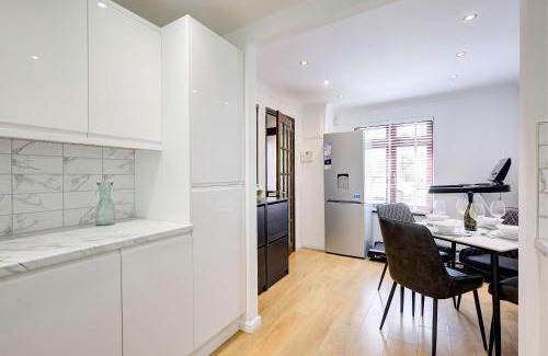 Newborough Casa | Modern and Spacious 3 Bedroom Home in Peterborough