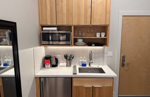 First Hill Hotel | Modern and Spacious Loft With 2 Beds