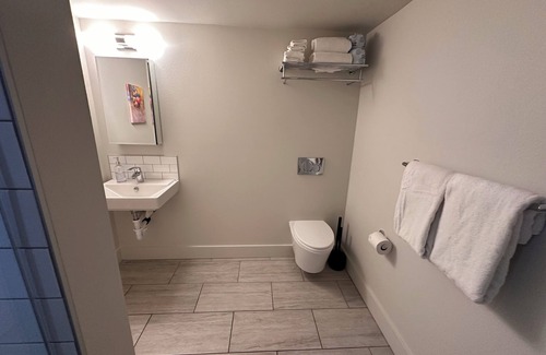 First Hill Hotel | Modern and Spacious Loft With 2 Beds