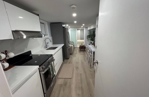 Toronto Apartamento | Modern and Stylish Basement Suite with Private Entrance