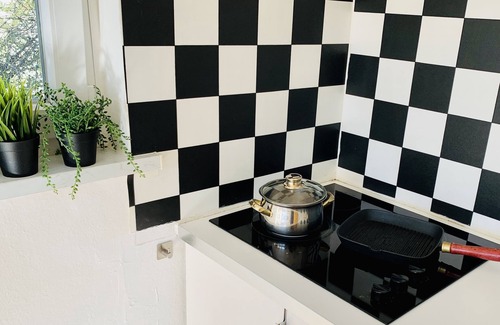 Homburg Apartamento | Apartamento moderno debajo del Hospital Universitario de Homburg * baño y cocina renovados *