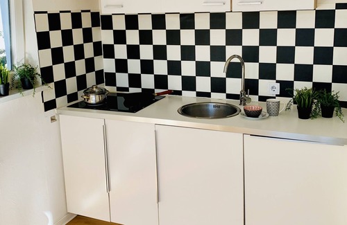 Homburg Apartamento | Apartamento moderno debajo del Hospital Universitario de Homburg * baño y cocina renovados *