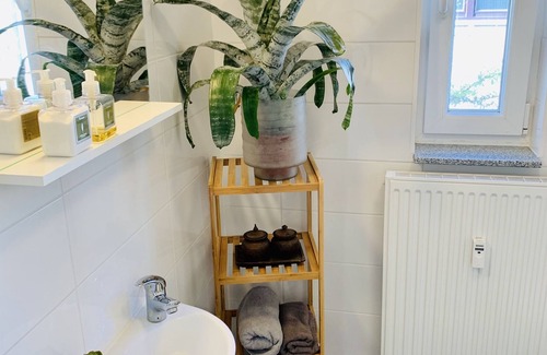 Homburg Apartamento | Apartamento moderno debajo del Hospital Universitario de Homburg * baño y cocina renovados *