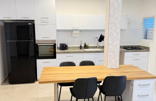 Netanya Apartamento | Modern Apartment in Central Netanya – 2 Min Walk to the Beach!