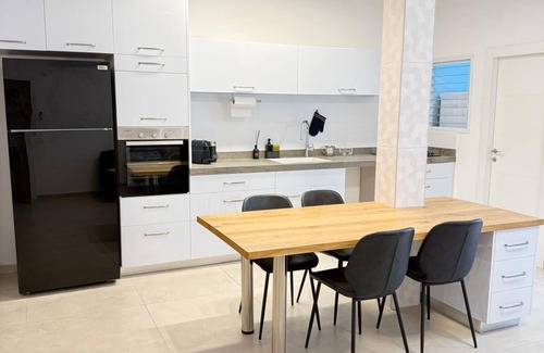 Netanya Apartamento | Modern Apartment in Central Netanya – 2 Min Walk to the Beach!