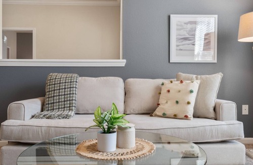 Mint Hill Apartamento | Modern Apartment in Prime Location (ID2615X3)