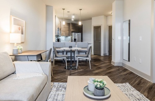Plaza Midwood Apartamento | Modern Apartment in Prime Location (ID8181X74)