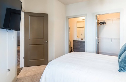 Plaza Midwood Apartamento | Modern Apartment in Prime Location (ID8181X74)