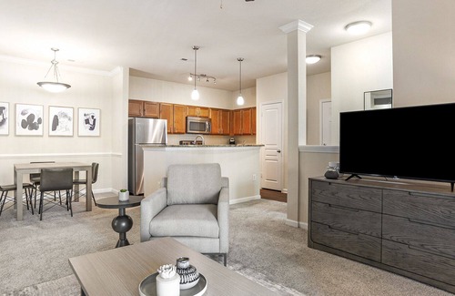 Mint Hill Apartamento | Modern Apartment in Prime Location (ID8995X37)