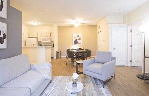Holland Apartamento | Modern Apartment in Prime Location (ID7986X22)