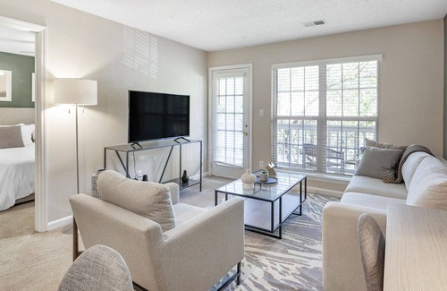 Greensboro Apartamento | Modern Apartment in Prime Location (ID9016X24)