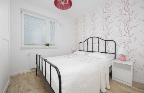 Ursus Apartamento | Modern Apartment in Warsaw with Garden and Parking by Noclegi Renters
