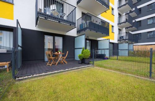 Ursus Apartamento | Modern Apartment in Warsaw with Garden and Parking by Noclegi Renters