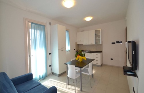Rosapineta Apartamento | Apartamento moderno con balcón en Rosolina Mare