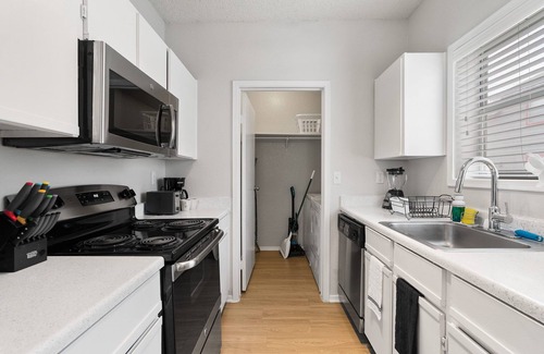 Milwood Apartamento | Modern Apartment near the Domain w/ King Bed