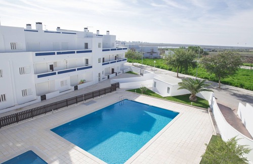 Santa Luzia Apartamento | Apartamento moderno (T2) con 2 piscinas en zona muy tranquila cerca de la playa.