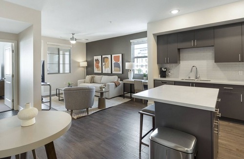 Mira Loma Apartamento | Modern Apartment in Prime Location (ID1018X984)