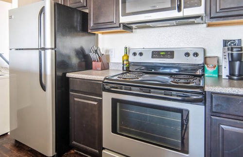 North Royalton Apartamento | Modern Apartment in Prime Location (ID2720X30)