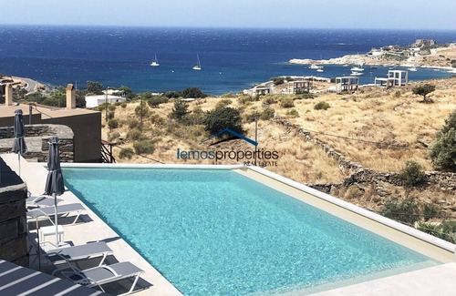 Koundouros Apartamento | Apartamento moderno con vistas al mar y piscina.