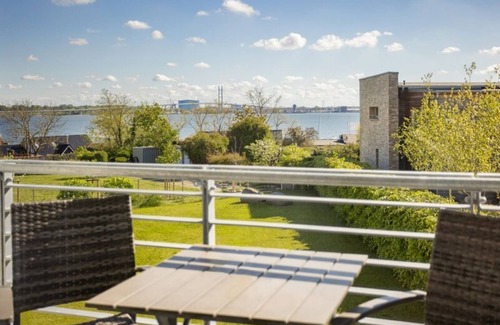 Altefaehr Apartamento | Apartamento moderno con impresionantes vistas del agua y el puente de Rügen