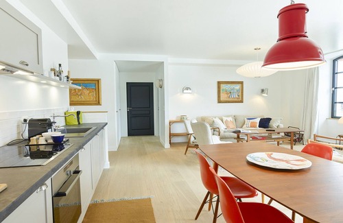 Sauzon Apartamento | Apartamento moderno con vistas al puerto y balcón en Sauzon