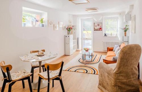 Hanspaulka Apartamento | Modern Apartment with Terrace -15 min to Airport, Free On-Site Parking