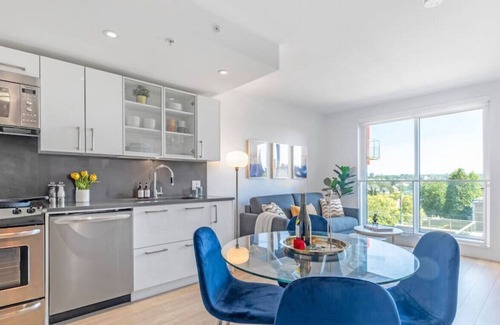 Downtown Eastside Apartamento | Modern Apt 6min to DT w/ City View and Parking