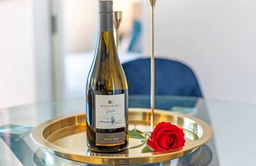 Downtown Eastside Apartamento | Modern Apt 6min to DT w/ City View and Parking