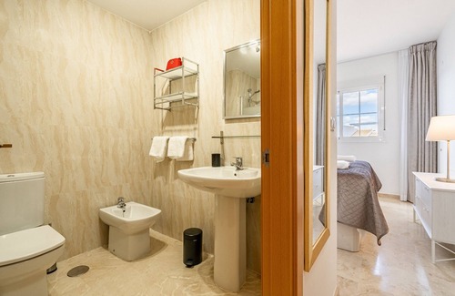 San Luis de Sabinillas Apartamento | Modern apt with sea views, two poolareas, close to parks & beaches Manilva