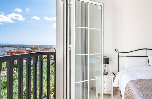San Luis de Sabinillas Apartamento | Modern apt with sea views, two poolareas, close to parks & beaches Manilva