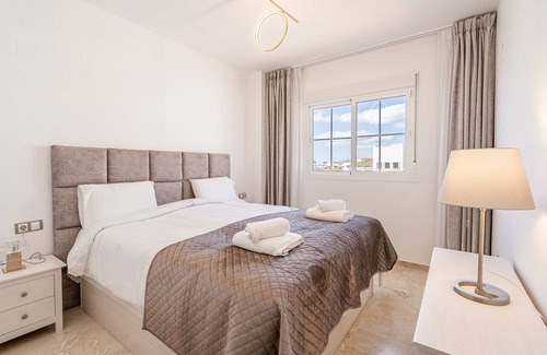 San Luis de Sabinillas Apartamento | Modern apt with sea views, two poolareas, close to parks & beaches Manilva