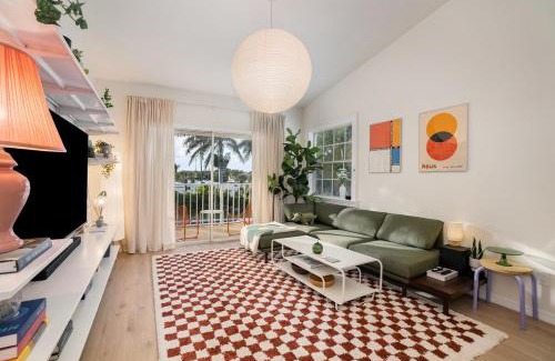 Ocean Side Village Apartamento | Modern Bauhaus Condo with Pool