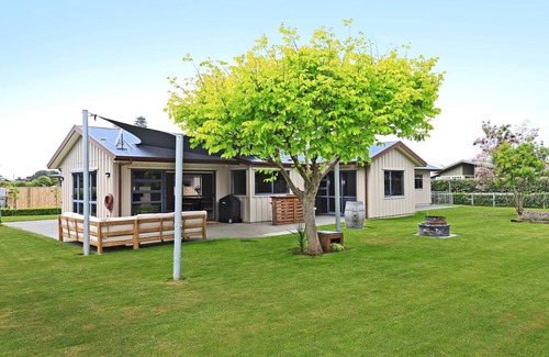 Waimarama Casa | Modern Beach House (nothing but 5 star reviews)