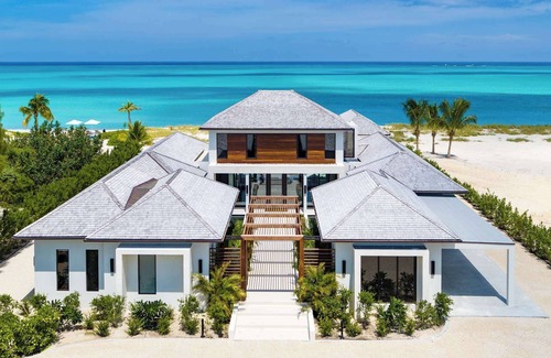 Grace Bay Villa | Moderna casa de playa ubicada en el exclusivo Prince of Wales Drive