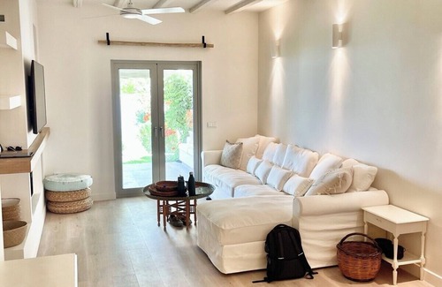 Malakonta Casa | Modern Beachfront Apartment in Lilantia – Pool, 2BR/2BA, Near Eretria