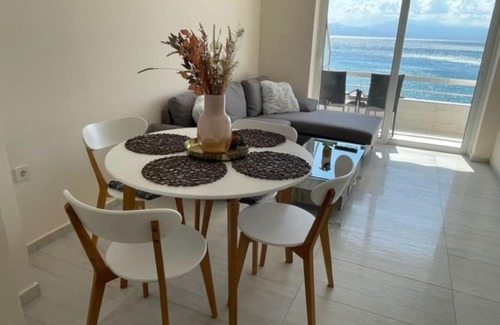 Loutraki-Agioi Theodoroi Apartamento | Modern Beachfront apartment Mamizona