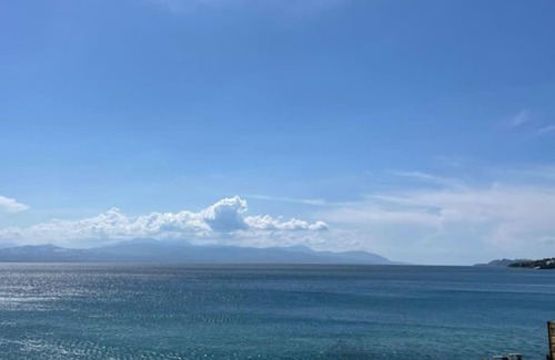 Loutraki-Agioi Theodoroi Apartamento | Modern Beachfront apartment Mamizona