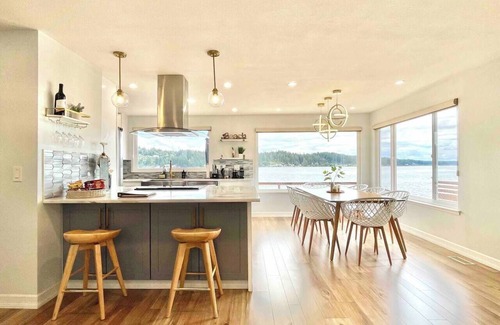 Allyn Cabina | Modern Beachfront Cabin with Hot Tub and Kayaks