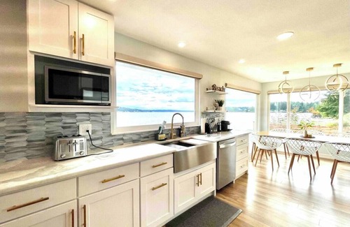 Allyn Cabina | Modern Beachfront Cabin with Hot Tub and Kayaks