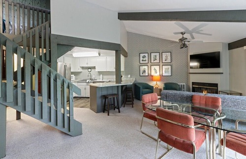Fontana Condominio | Modern Birdhouse Condo at Abbey Springs w/Golf Cart* |Private Beach |Indoor/Outdoor Pool |Clubhouse