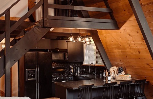 Sierra Cedars Cabina | Modern Black A-Frame overlooking a Meadow w/ AC!