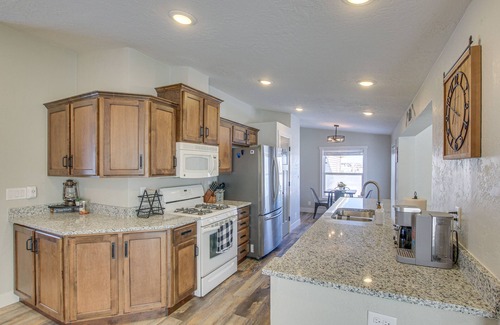 Bloomington Casa | Modern Bloomington Home ~ 10 Mi to Bear Lake!