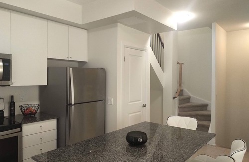 Woodbridge Casa | Modern Boutique Townhome Vaughan, Woodbridge 15 minutes to Airport & Attractions