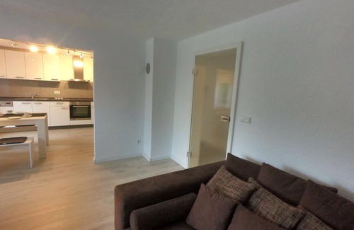 Trossingen Apartamento | Moderno y luminoso apartamento de 2.5 habitaciones con amplio baño y cocina en Trossingen